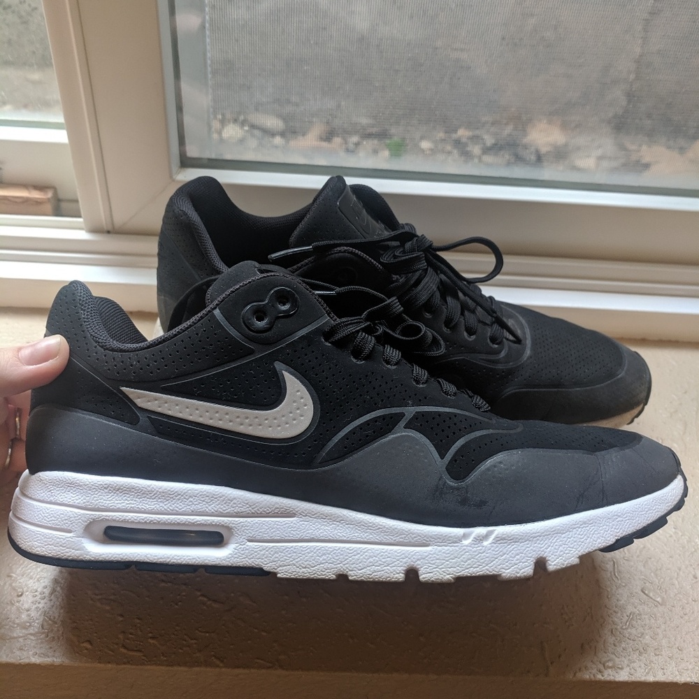 Black Nike air Max shoes